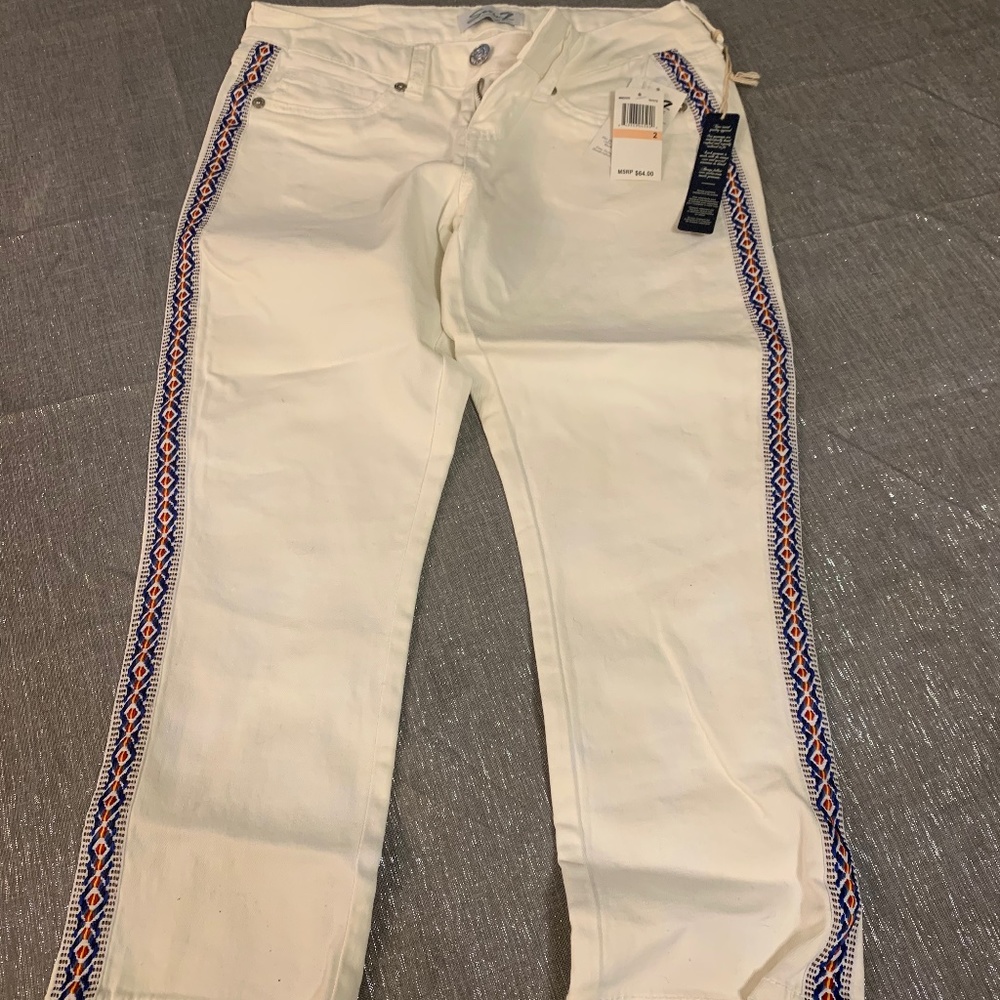 seven white capri